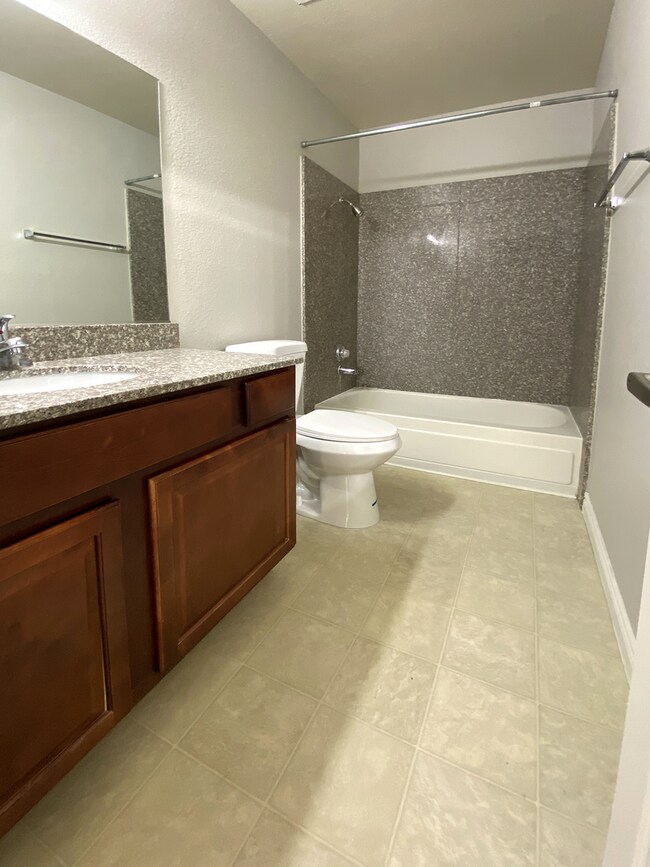 Building Photo - 1 Bedroom condo in guard gated community w...