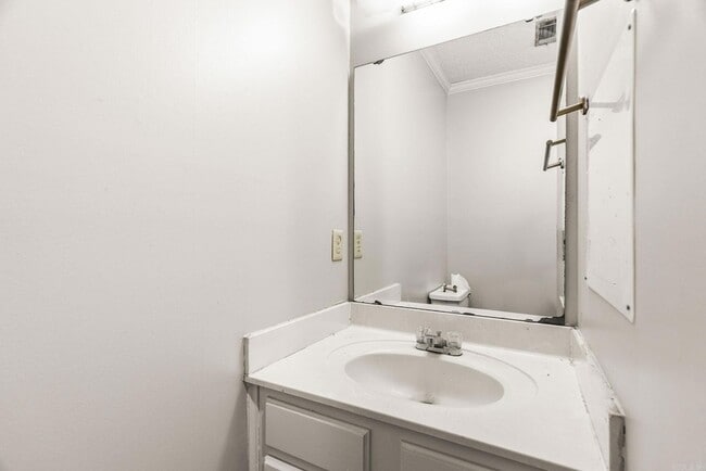 Building Photo - 19 Oak Forest Dr