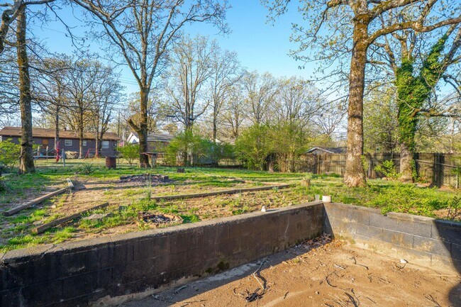 Building Photo - Large Backyard in North Little Rock