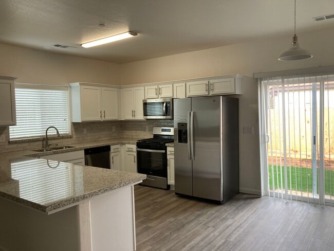 Building Photo - 3928-3928 S Burke St