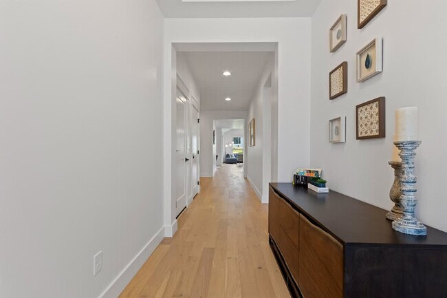 Building Photo - 1213 W Capstone Dr