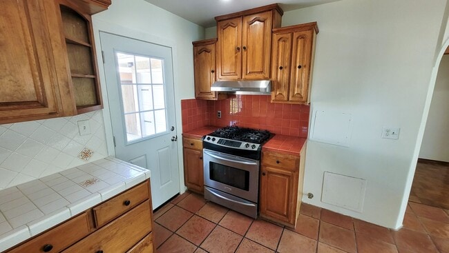Building Photo - 3 Bed 2 Bath House With Spacious Family Ro...