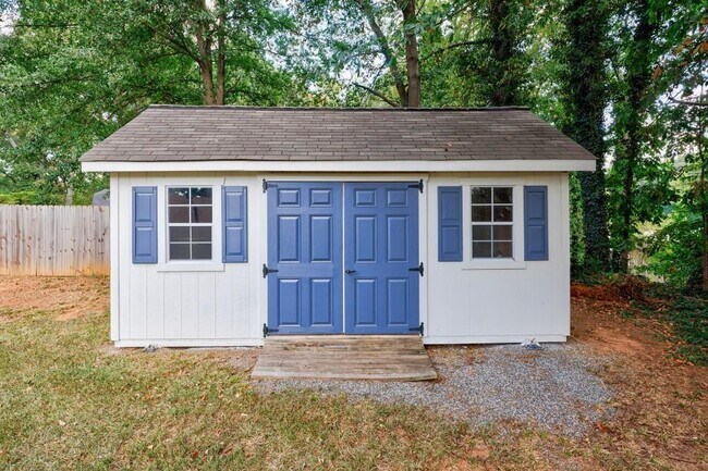 Building Photo - 390 Alpine Dr