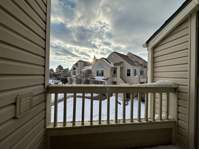 Building Photo - Beautiful 2BR Lakewood Condo with Modern C...