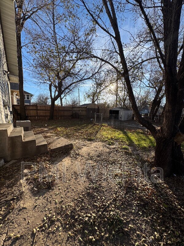 Building Photo - 257 N Poplar Ave