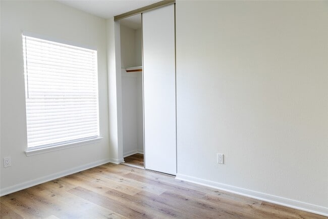 Building Photo - 22 Cottage Grove Pl