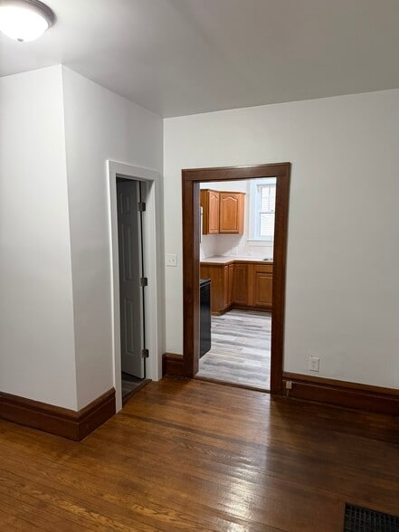 Building Photo - 594 N 21st St