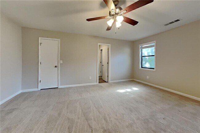 Building Photo - 5990 Bayside Dr NW