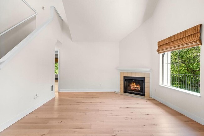Building Photo - Stylish Lake Oswego Condo with Loft — Walk...