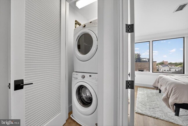 Building Photo - 774 Girard St NW