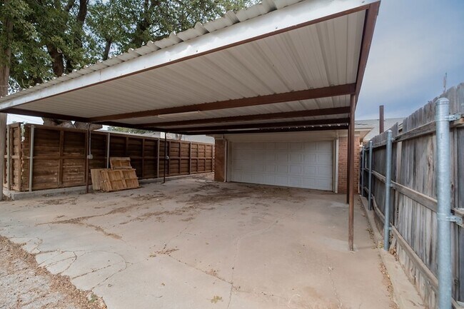 Building Photo - 2821 Metz Dr