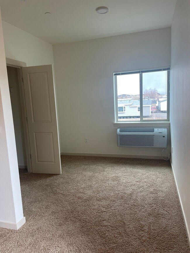 Building Photo - Studio Apartment in the Heart of Redmond
