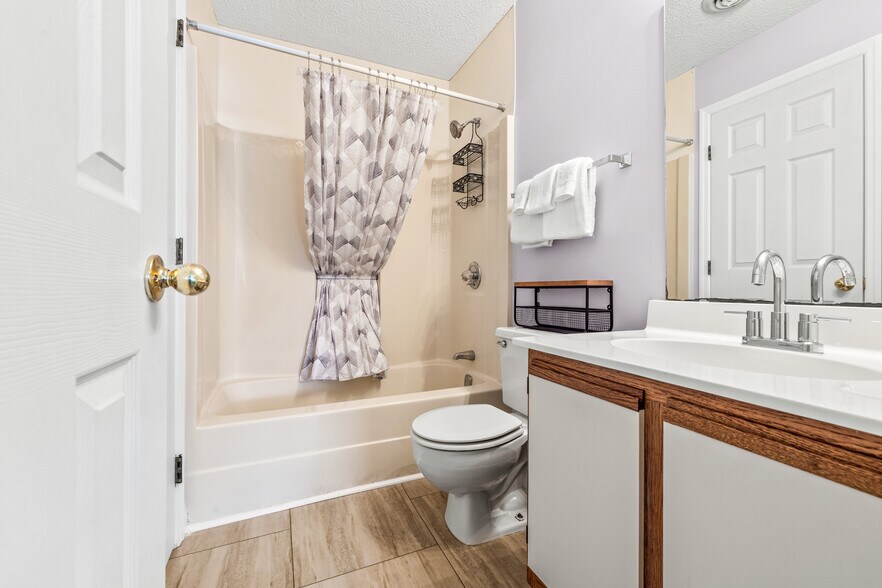 Building Photo - 1095 Plantation Dr W