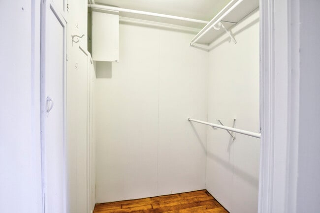Building Photo - 733 Grosvenor Pl