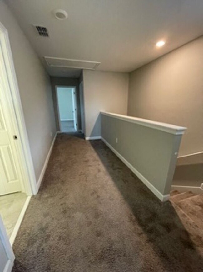 Building Photo - STOREY PARK - 3BR/2.5BA TWO STORY HOME