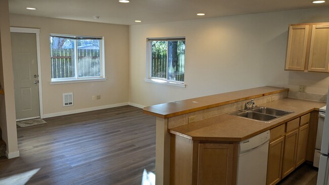 Building Photo - Charming 3-Bedroom, 1.5-Bath Townhome in F...