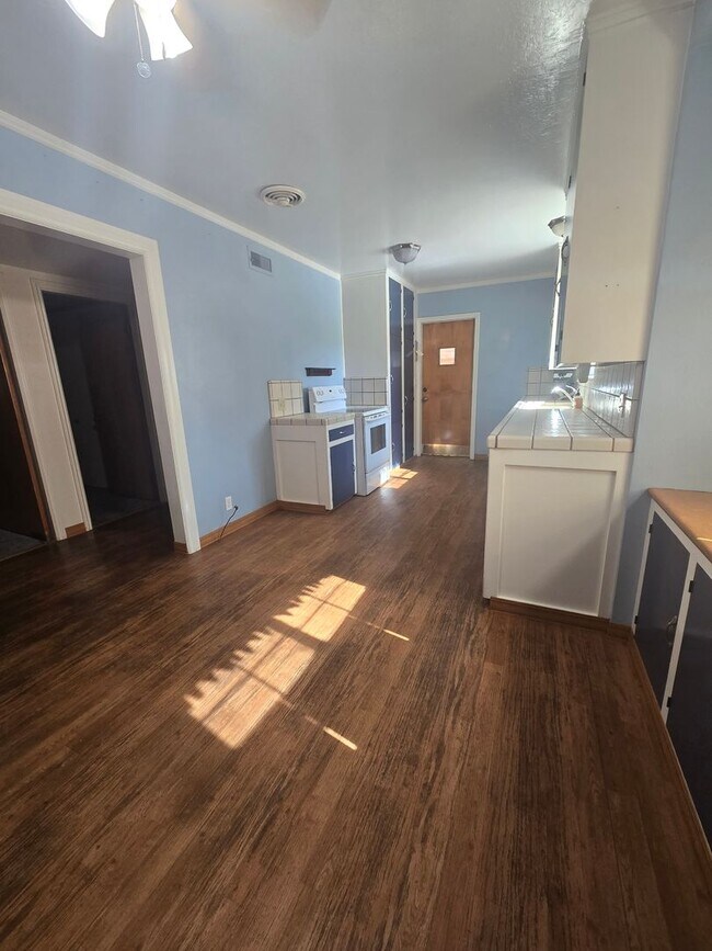 Building Photo - 4 Br 3 Ba + Flex w/ Fireplace