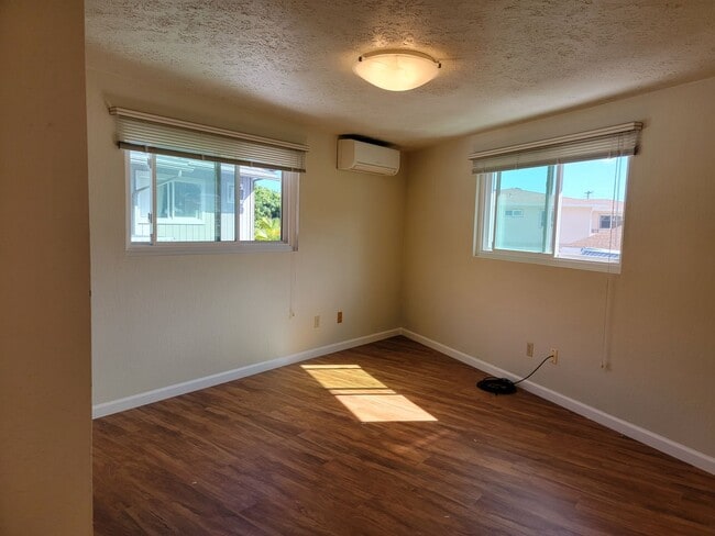 Building Photo - Large Upstairs Unit, Split AC, Renovated