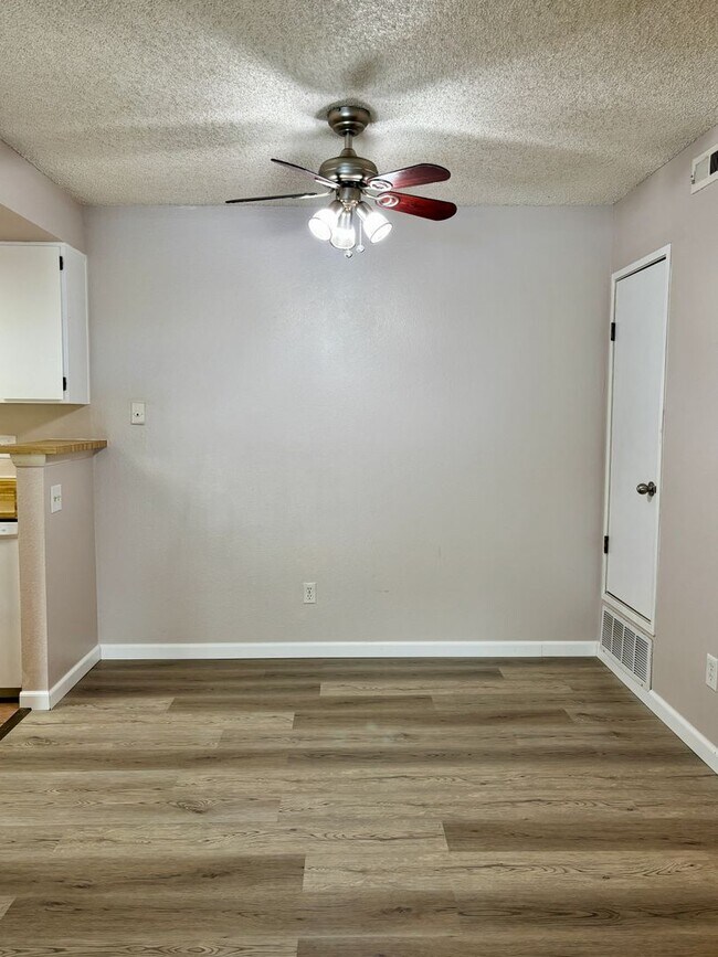 Building Photo - Updated 2 Bed/2 Bath Aurora Condo – Fireplace, Washer/Dryer, Community Perks!