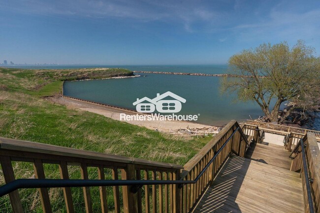 Building Photo - 3872 S Lake Dr