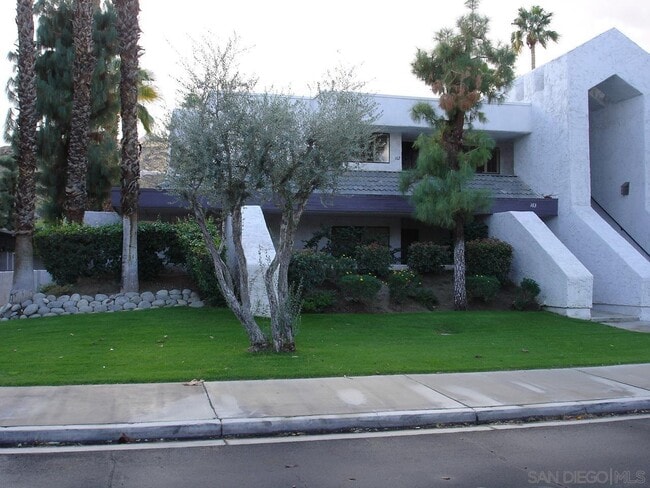 Primary Photo - 5301 E Waverly Dr