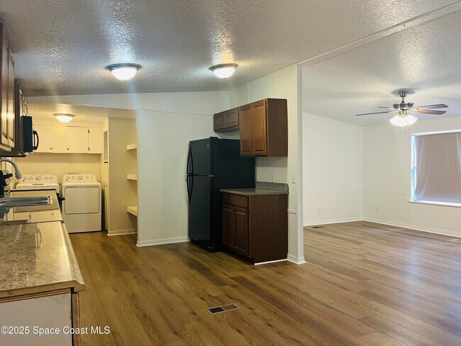 Building Photo - 1641 Ridge Dr
