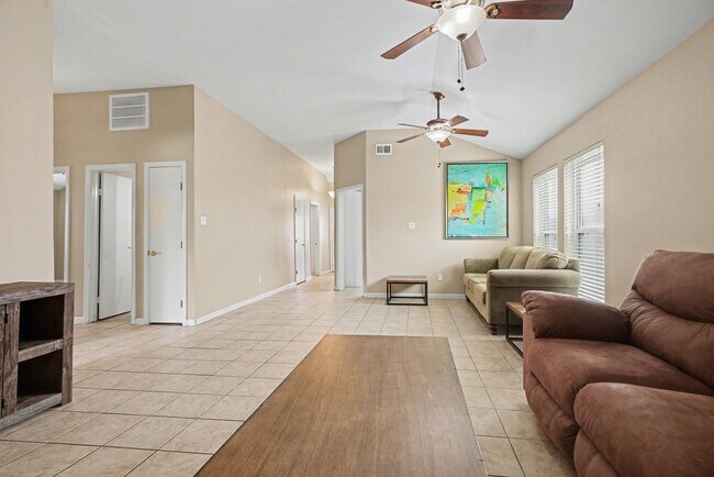 Building Photo - 454 Lost Rock Dr