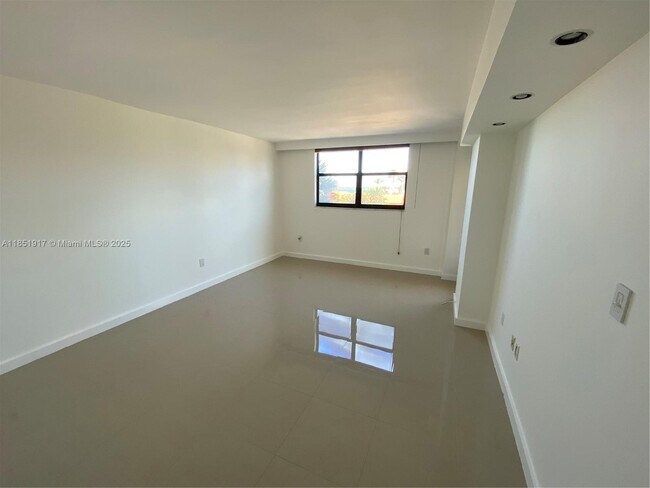 Building Photo - 801 N Venetian Dr