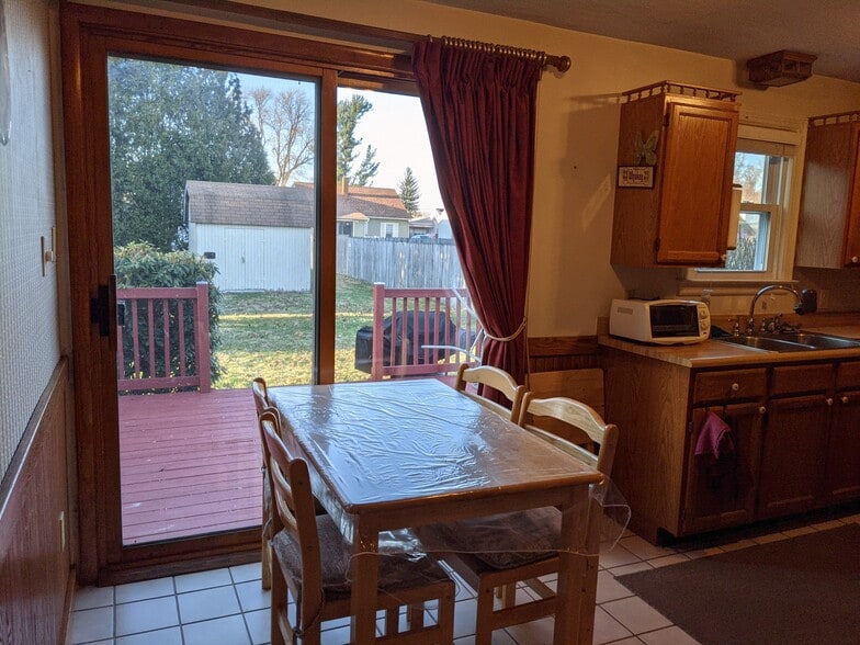 Kitchen - 230 W Molloy Rd