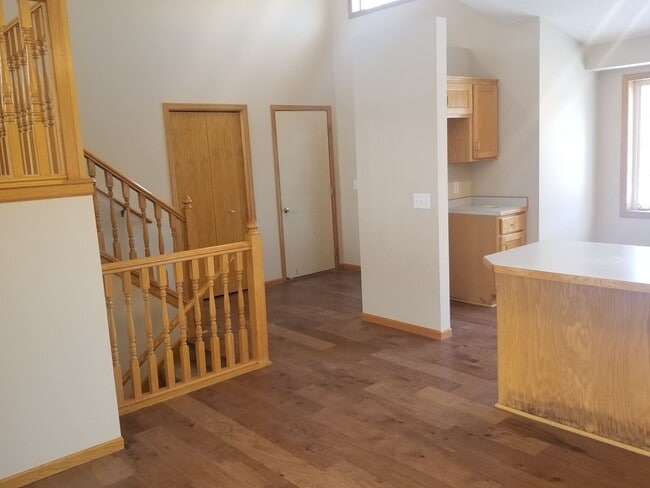 Building Photo - 5 Bedroom Multi-Level