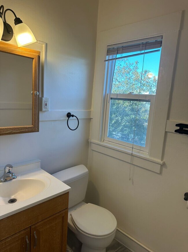 Building Photo - 1019 E 33rd St