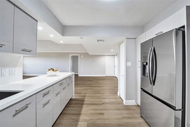 Building Photo - 3200 Port Royale Dr N