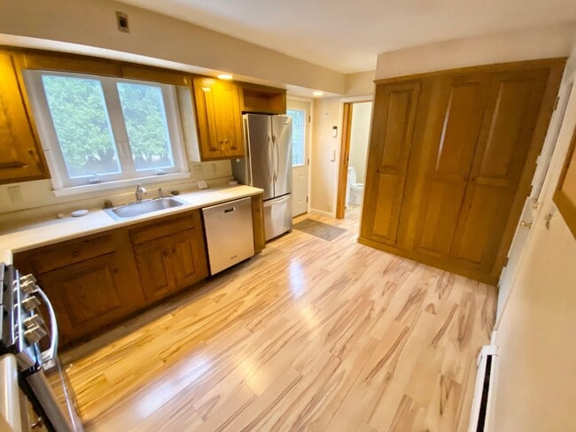 Building Photo - 4 Bedroom Home in Burlington VT Available 2/1/26!