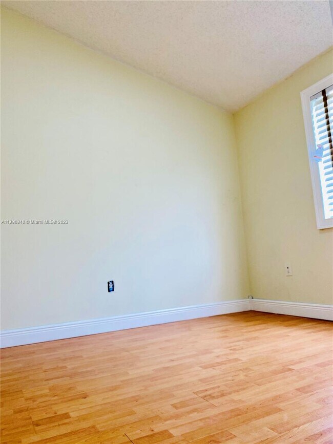 Building Photo - 6225 SW Kendale Lakes Cir