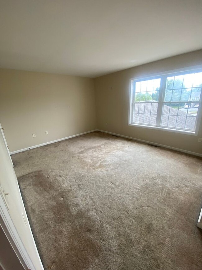 Building Photo - Three Bedroom Townhouse