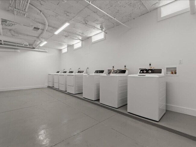 Building Photo - Polly Want an Apartment