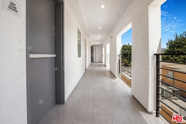 Building Photo - 10918 Camarillo St