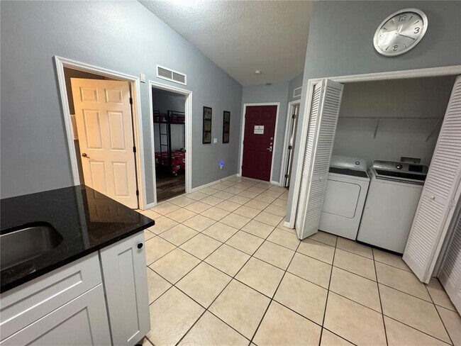 Building Photo - 2802 Club Cortile Cir