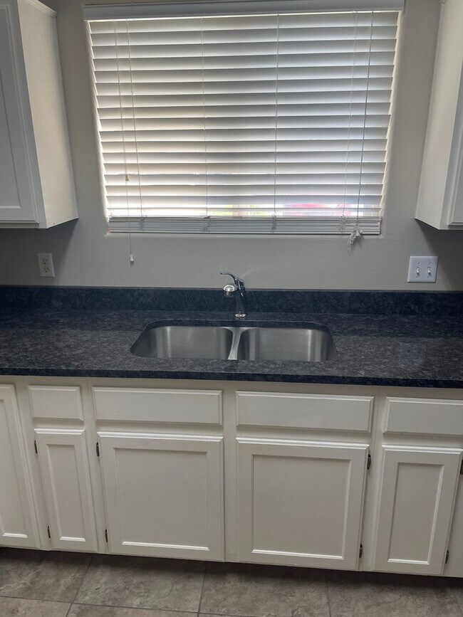 Building Photo - Newly Remodeled Townhome is St. George!