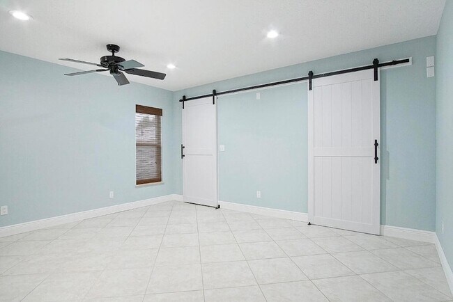 Building Photo - 1232 SW Knollwood Dr