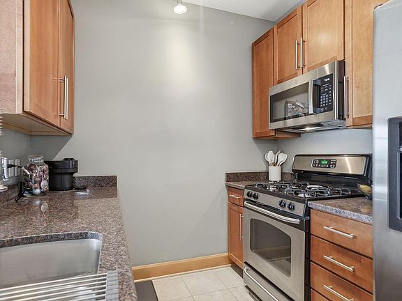 Building Photo - 1550 E Royall Pl