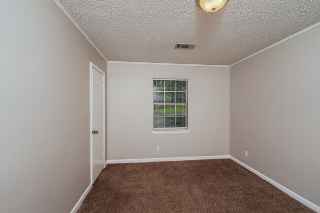 Building Photo - 1013 Sandy Brook Cir