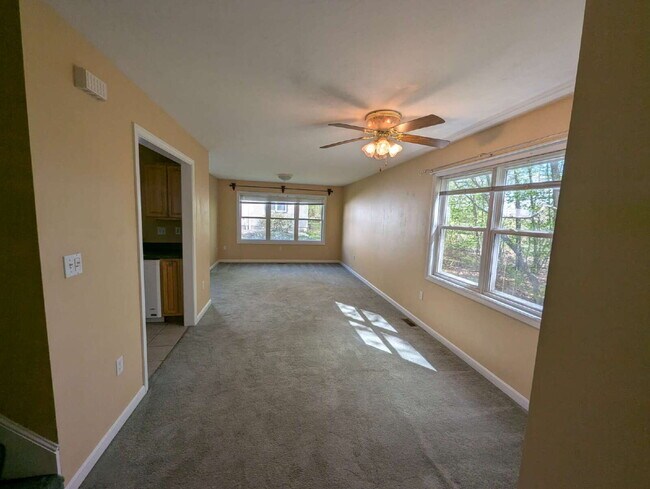 Building Photo - Immaculate End Unit in Desirable Weatherst...