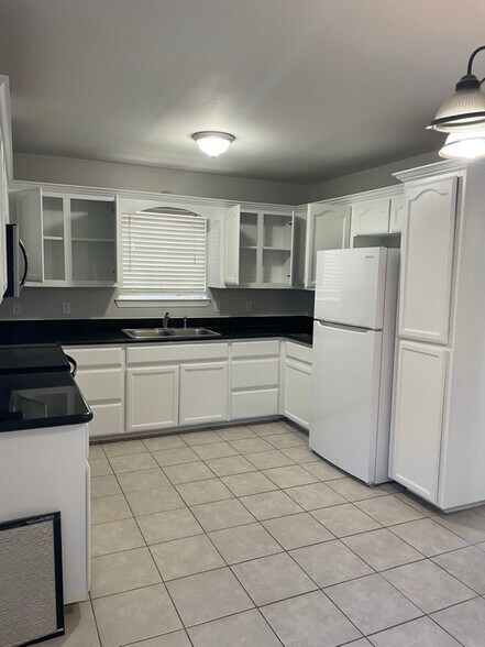 Building Photo - 717 S O' Hare Dr