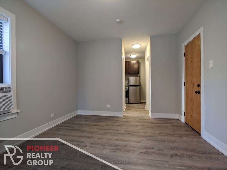 Building Photo - 437 W Belden