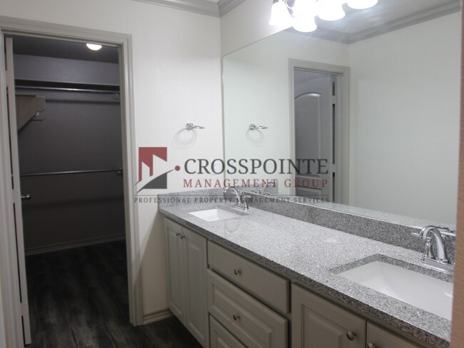 Building Photo - Beautiful 3 Bedroom 2 Bathroom Townhouse in South Tyler! 1/2 OFF FIRST FULL MONTH