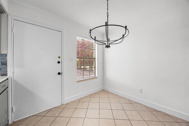 Building Photo - 204 Northwest Dr
