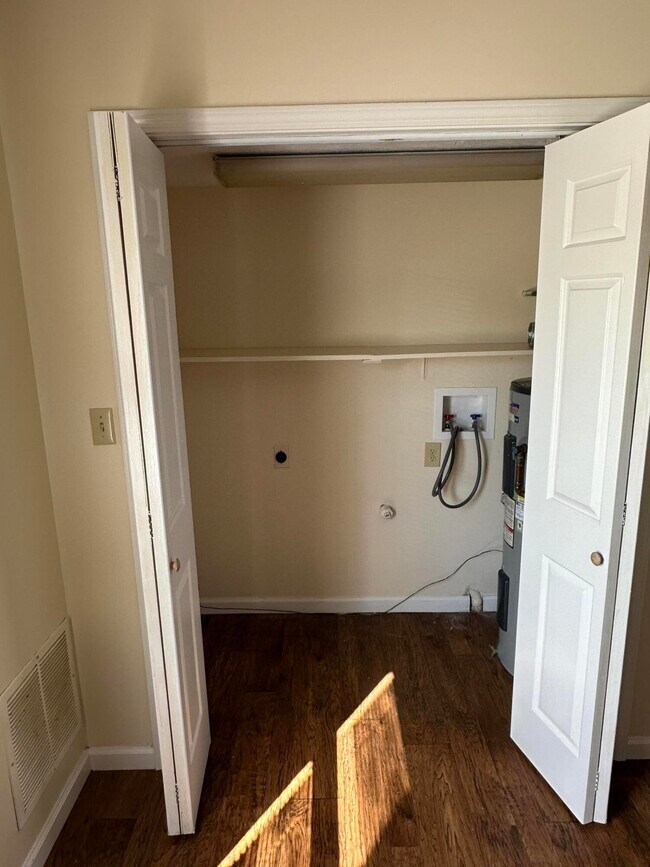 Building Photo - 165 Landings Dr