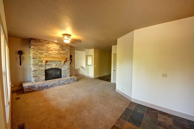Building Photo - MOVE IN SPECIAL: FREE FIRST MONTH'S RENT!!...
