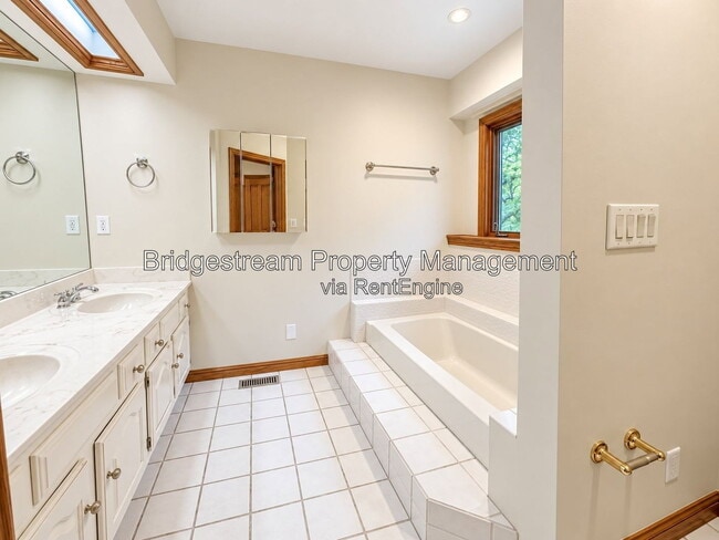 Building Photo - 7205 Forest Brook Blvd